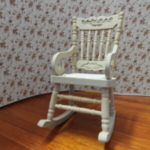 blank houten schommelstoel