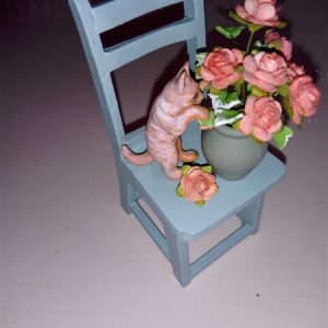 Stoel met kat en bloemen
