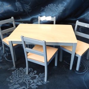 tafel  blauw met blank hout